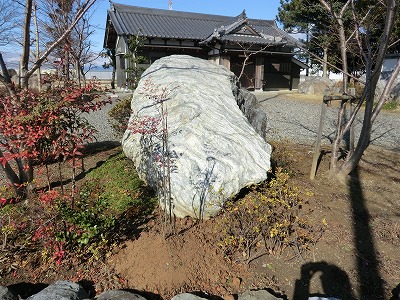 境内入口にある『大きな石』